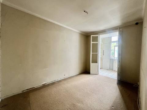 Apartamento T2 +1 com vista, luz e potencial na Penha de França