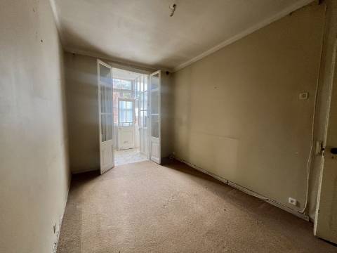 Apartamento T2 +1 com vista, luz e potencial na Penha de França