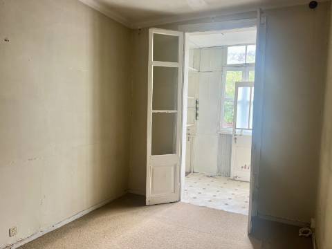 Apartamento T2 +1 com vista, luz e potencial na Penha de França