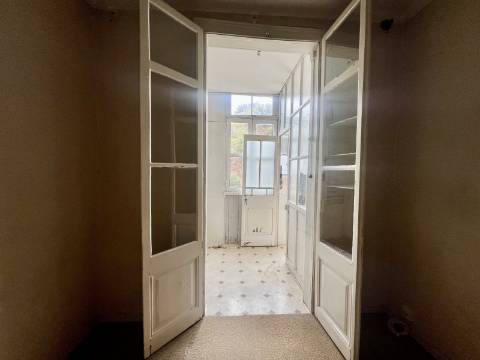 Apartamento T2 +1 com vista, luz e potencial na Penha de França