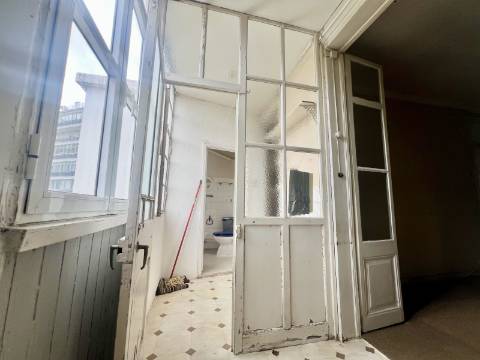 Apartamento T2 +1 com vista, luz e potencial na Penha de França