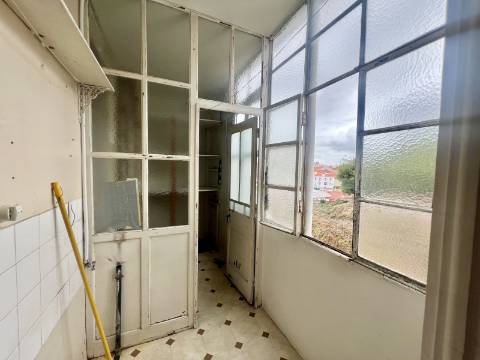 Apartamento T2 +1 com vista, luz e potencial na Penha de França