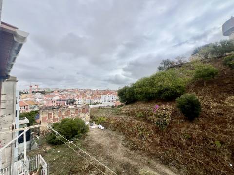 Apartamento T2 +1 com vista, luz e potencial na Penha de França