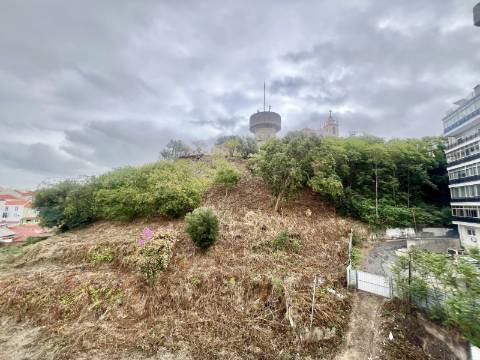 Apartamento T2 +1 com vista, luz e potencial na Penha de França