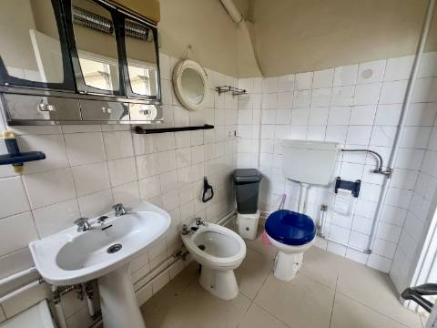 Apartamento T2 +1 com vista, luz e potencial na Penha de França