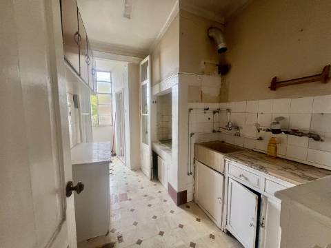 Apartamento T2 +1 com vista, luz e potencial na Penha de França