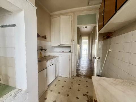 Apartamento T2 +1 com vista, luz e potencial na Penha de França