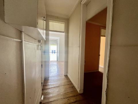 Apartamento T2 +1 com vista, luz e potencial na Penha de França