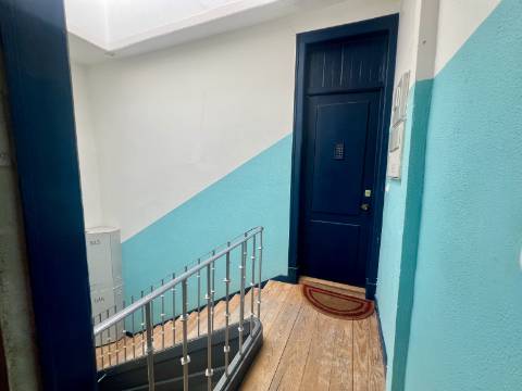 Apartamento T2 +1 com vista, luz e potencial na Penha de França