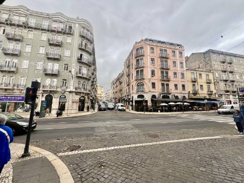 Apartamento T2 +1 com vista, luz e potencial na Penha de França