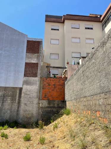 Terreno para construção de edifício de 4 pisos, centro de Ourém
