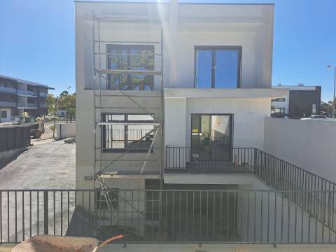 Moradia T4 com garagem na Barosa