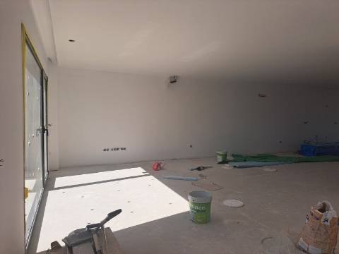 Moradia T4 com garagem na Barosa