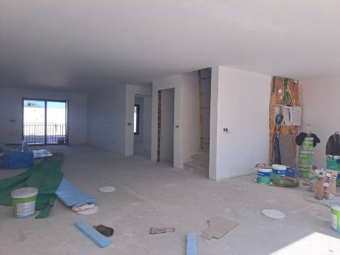 Moradia T4 com garagem na Barosa