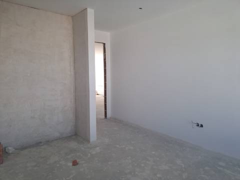 Moradia T4 com garagem na Barosa