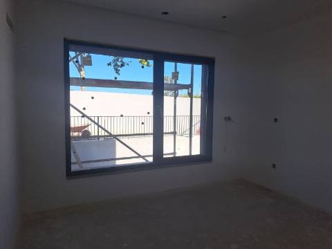 Moradia T4 com garagem na Barosa