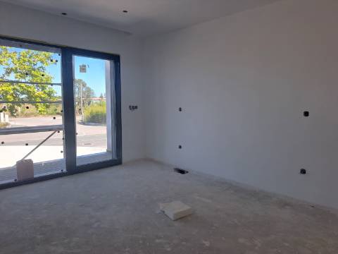 Moradia T4 com garagem na Barosa