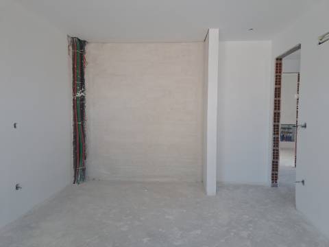 Moradia T4 com garagem na Barosa