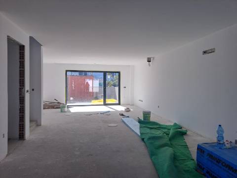 Moradia T4 com garagem na Barosa