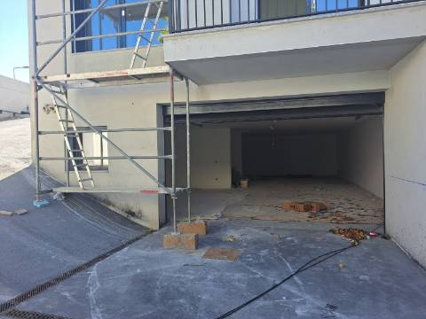 Moradia T4 com garagem na Barosa