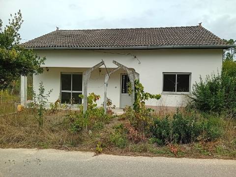 Moradia T3 com Terreno de 2660 m² em Rio de Couros, Ourém