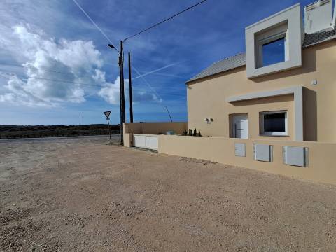 Moradia Geminada com 2 suítes junto à praia dos Supertubos