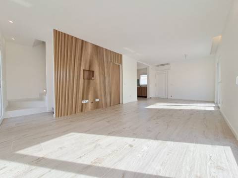 Moradia Geminada com 2 suítes junto à praia dos Supertubos