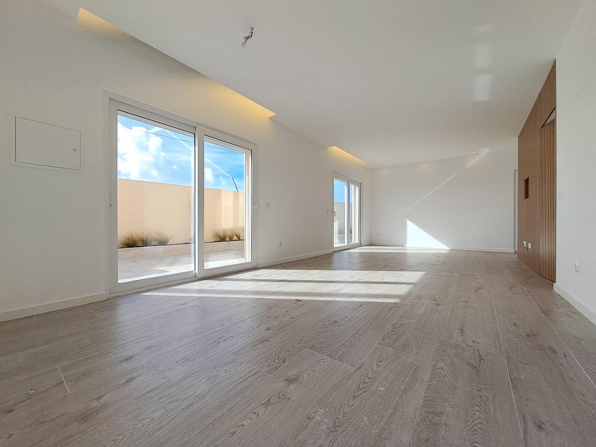 Moradia Geminada com 2 suítes junto à praia dos Supertubos