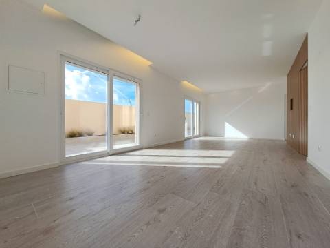 Moradia Geminada com 2 suítes junto à praia dos Supertubos