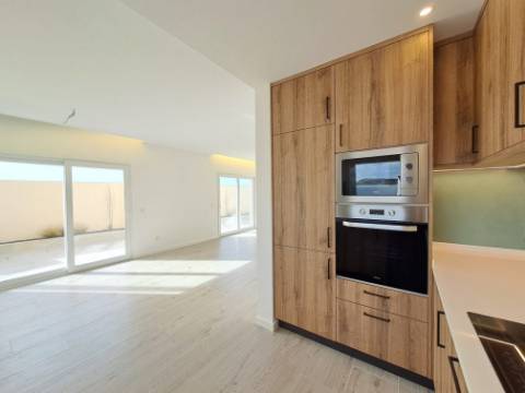 Moradia Geminada com 2 suítes junto à praia dos Supertubos