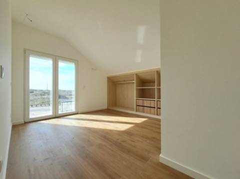 Moradia Geminada com 2 suítes junto à praia dos Supertubos