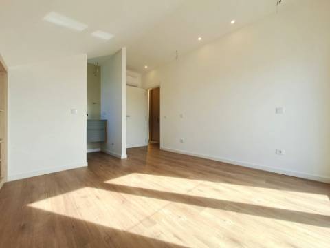 Moradia Geminada com 2 suítes junto à praia dos Supertubos