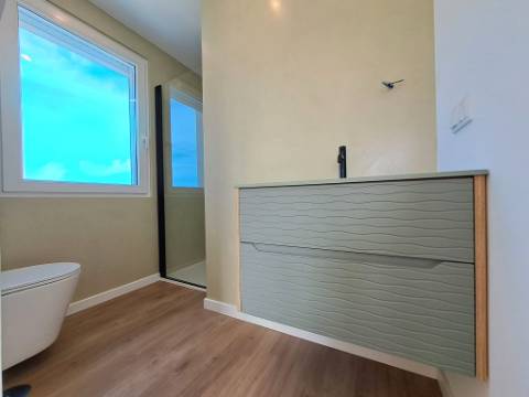 Moradia Geminada com 2 suítes junto à praia dos Supertubos