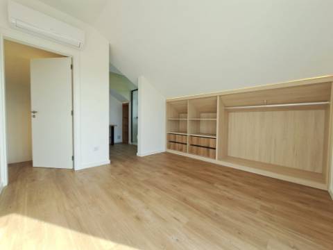 Moradia Geminada com 2 suítes junto à praia dos Supertubos