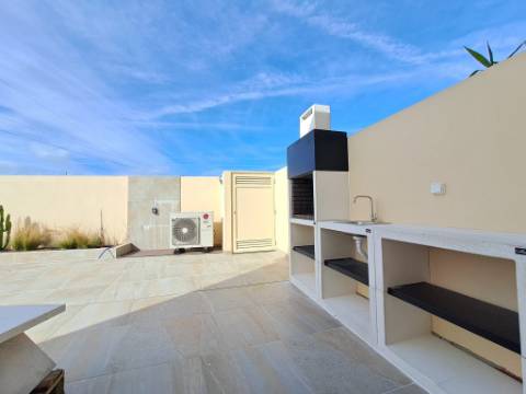 Moradia Geminada com 2 suítes junto à praia dos Supertubos