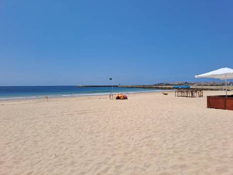 Moradia Geminada com 2 suítes junto à praia dos Supertubos