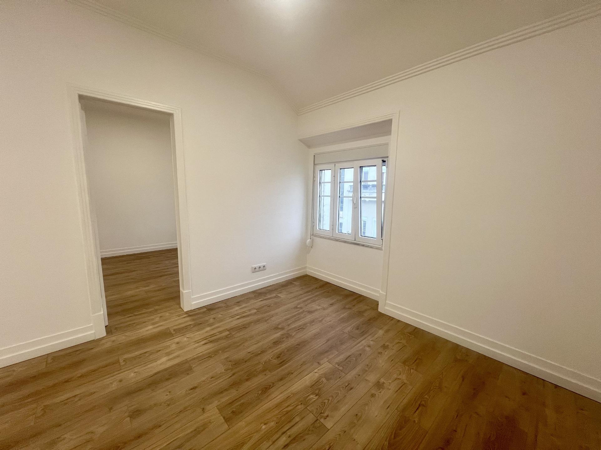 T2 totalmente renovado com excelente luminosidade e vista lateral para o Rio Tejo