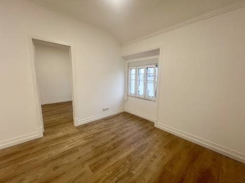 T2 totalmente renovado com excelente luminosidade e vista lateral para o Rio Tejo