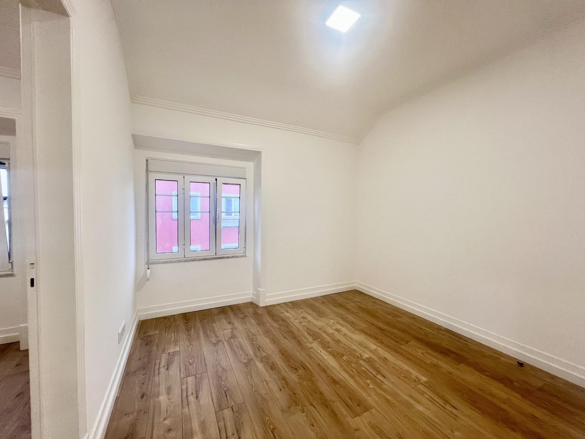 T2 totalmente renovado com excelente luminosidade e vista lateral para o Rio Tejo