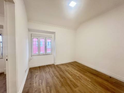 T2 totalmente renovado com excelente luminosidade e vista lateral para o Rio Tejo