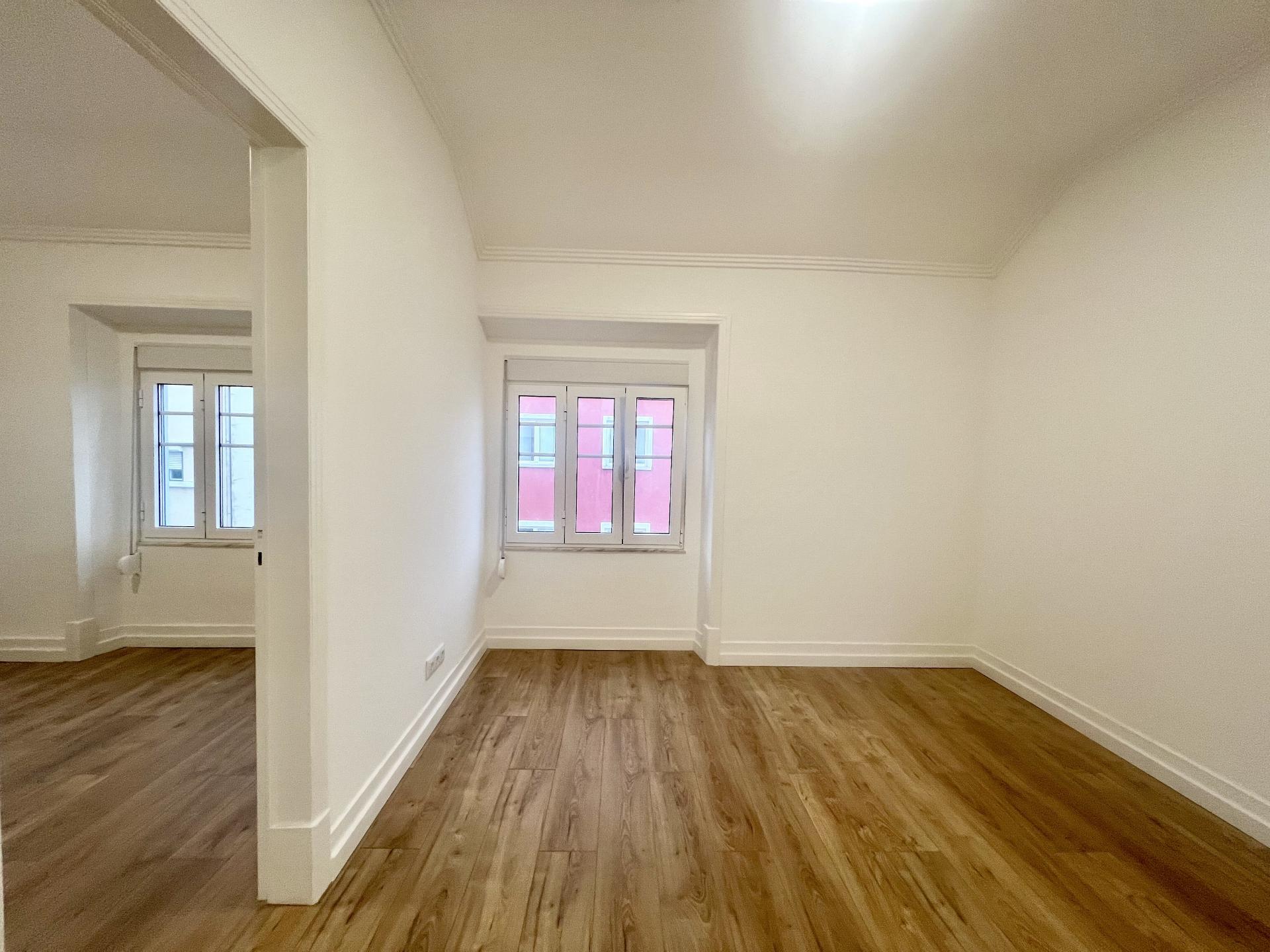 T2 totalmente renovado com excelente luminosidade e vista lateral para o Rio Tejo