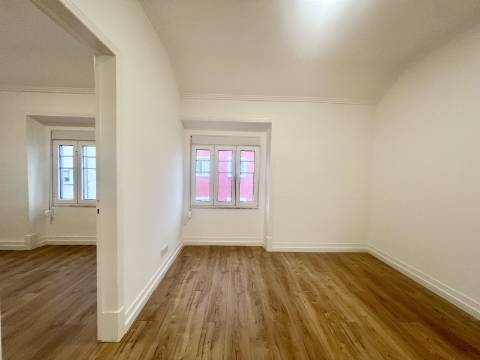 T2 totalmente renovado com excelente luminosidade e vista lateral para o Rio Tejo