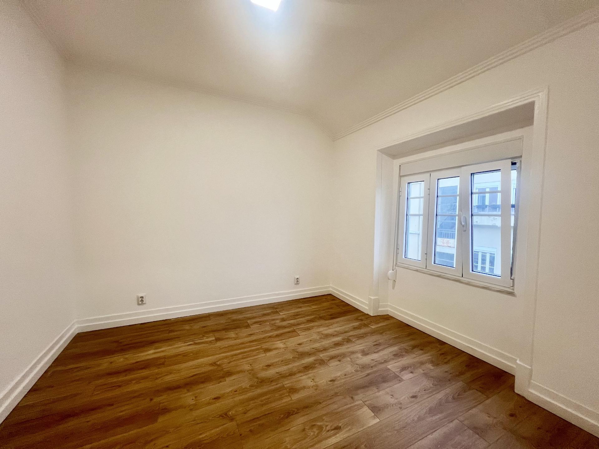 T2 totalmente renovado com excelente luminosidade e vista lateral para o Rio Tejo