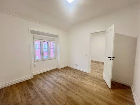 T2 totalmente renovado com excelente luminosidade e vista lateral para o Rio Tejo