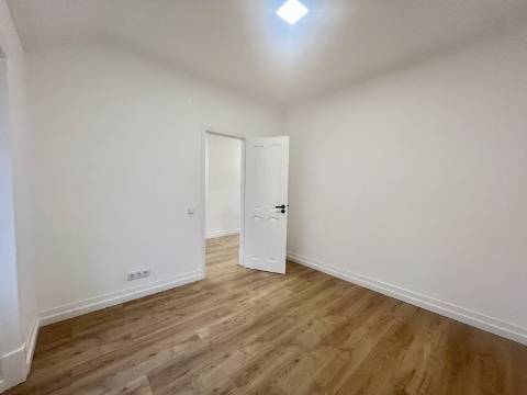 T2 totalmente renovado com excelente luminosidade e vista lateral para o Rio Tejo