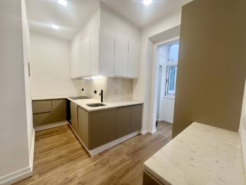 T2 totalmente renovado com excelente luminosidade e vista lateral para o Rio Tejo