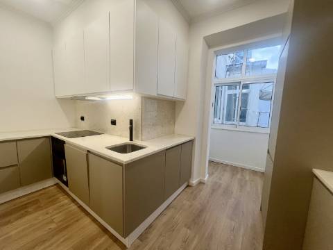 T2 totalmente renovado com excelente luminosidade e vista lateral para o Rio Tejo