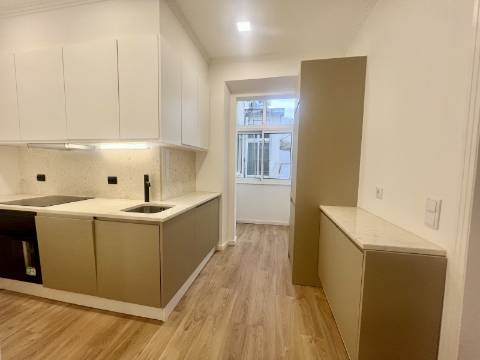 T2 totalmente renovado com excelente luminosidade e vista lateral para o Rio Tejo