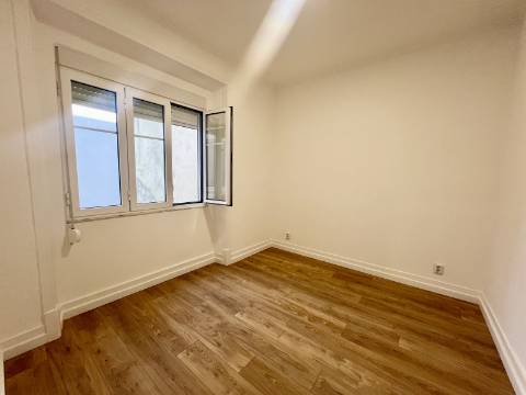 T2 totalmente renovado com excelente luminosidade e vista lateral para o Rio Tejo
