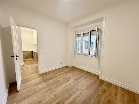 T2 totalmente renovado com excelente luminosidade e vista lateral para o Rio Tejo